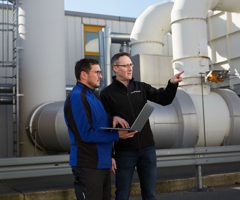 2 Men Laptop 235 2 Men Laptop 235