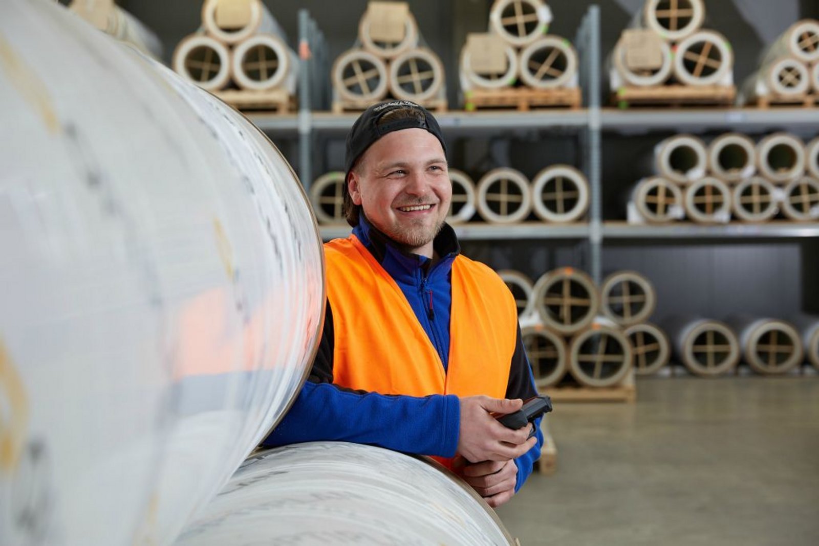 csm_Fachlagerist_lehnt_an_Rolle_39dcf03f34